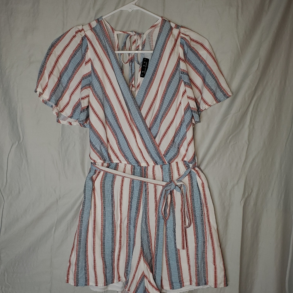 Trixxi clothing Co. Tie cold shoulder lined jumper/ romper